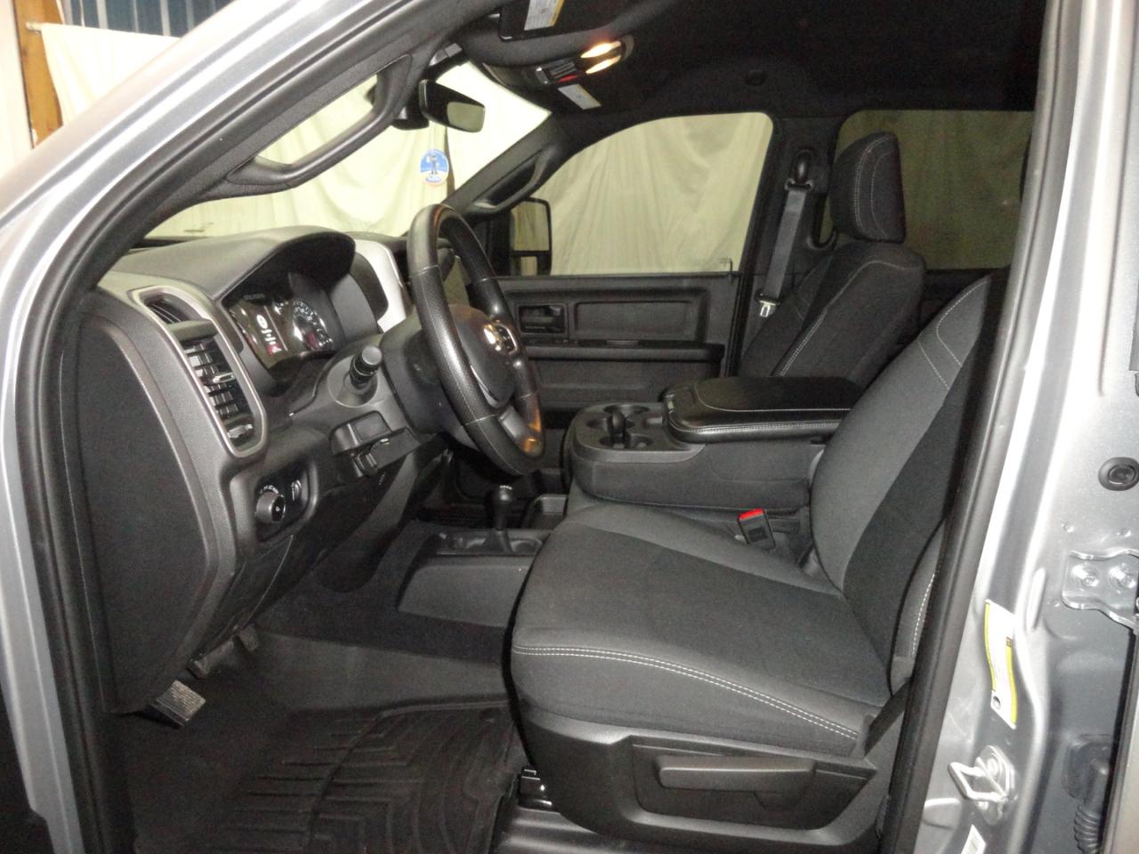 RAM 2500 Tradesman 4x4 Crew Cab 6'4" Box 2024