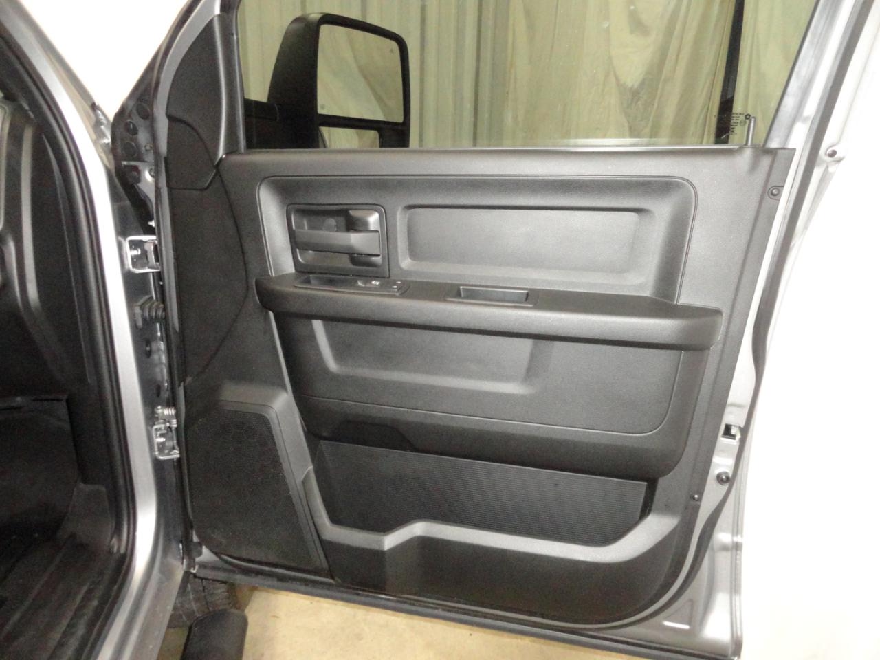 RAM 2500 Tradesman 4x4 Crew Cab 6'4" Box 2024