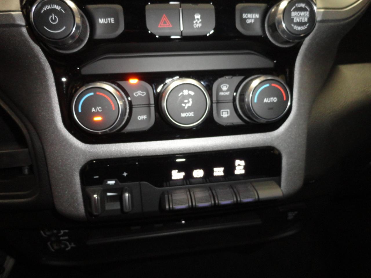 RAM 2500 Tradesman 4x4 Crew Cab 6'4" Box 2024