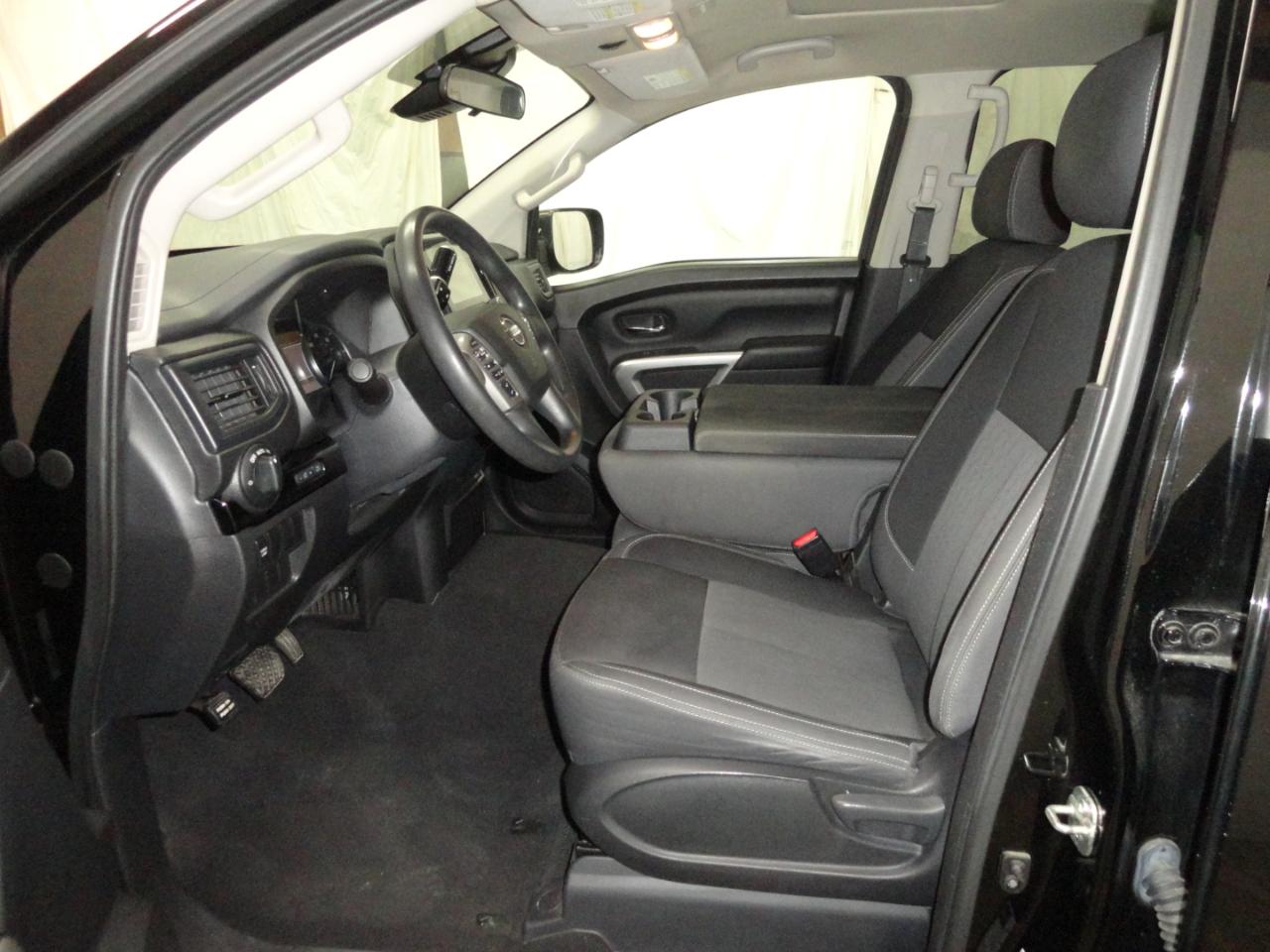 Nissan Titan 4x2 Crew Cab SV 2022