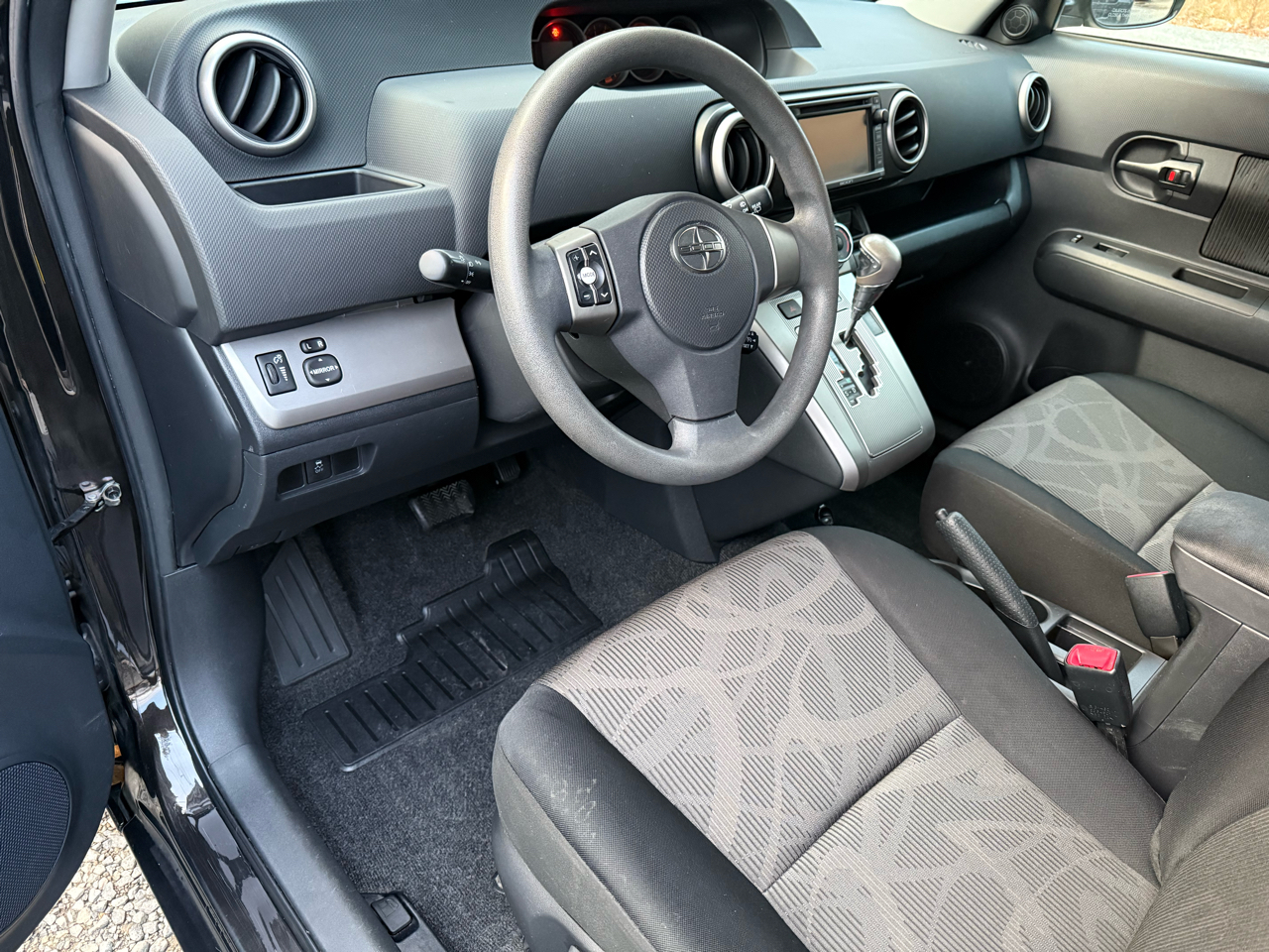 Scion xB 5-Door Wagon 5-Spd MT 2015