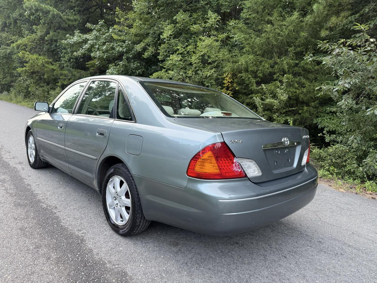 Toyota Avalon XL 2000