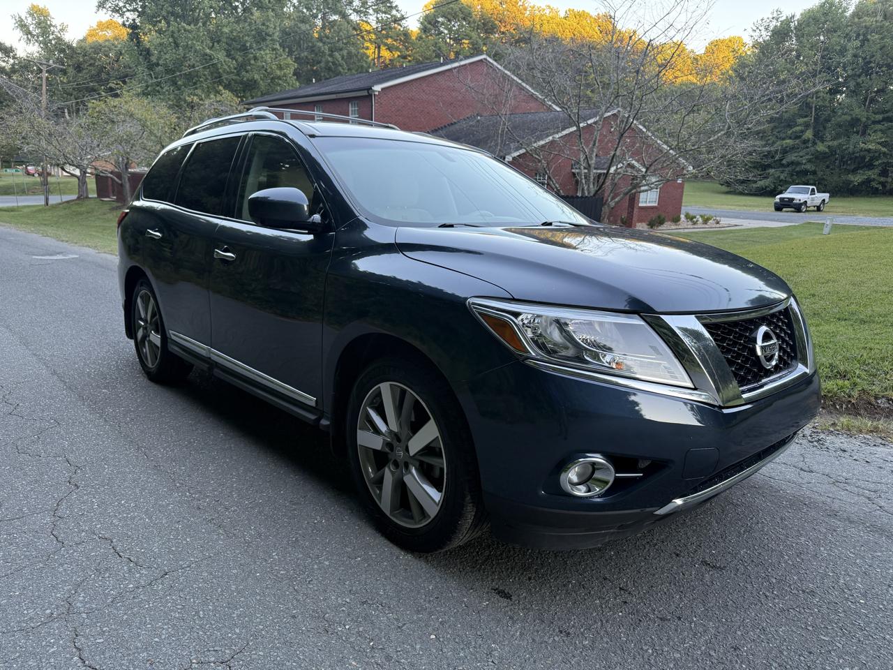 Nissan Pathfinder SV 2WD 2015