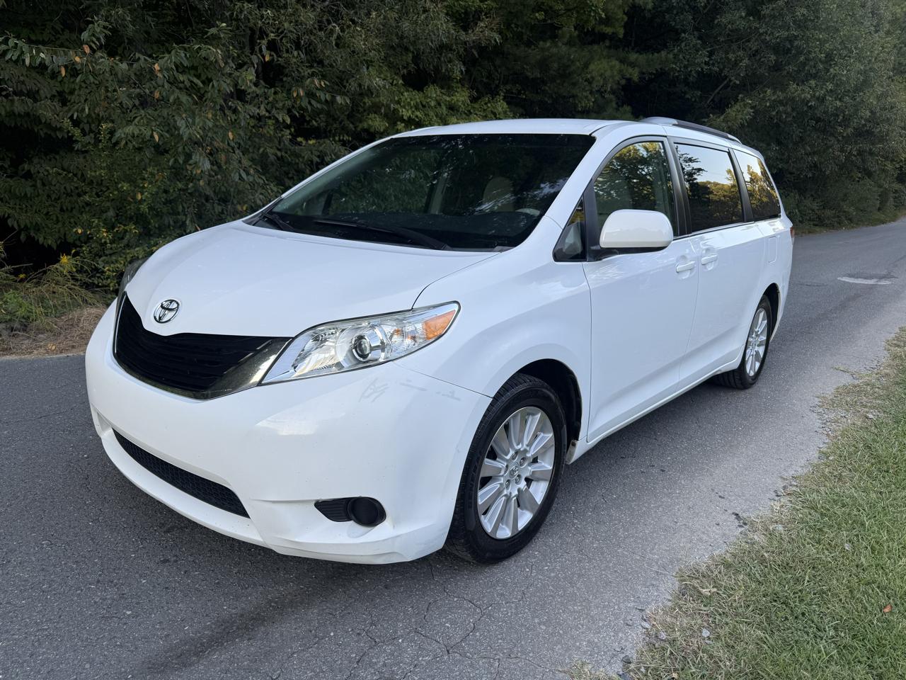 Toyota Sienna LE AWD 7-Passenger V6 2012