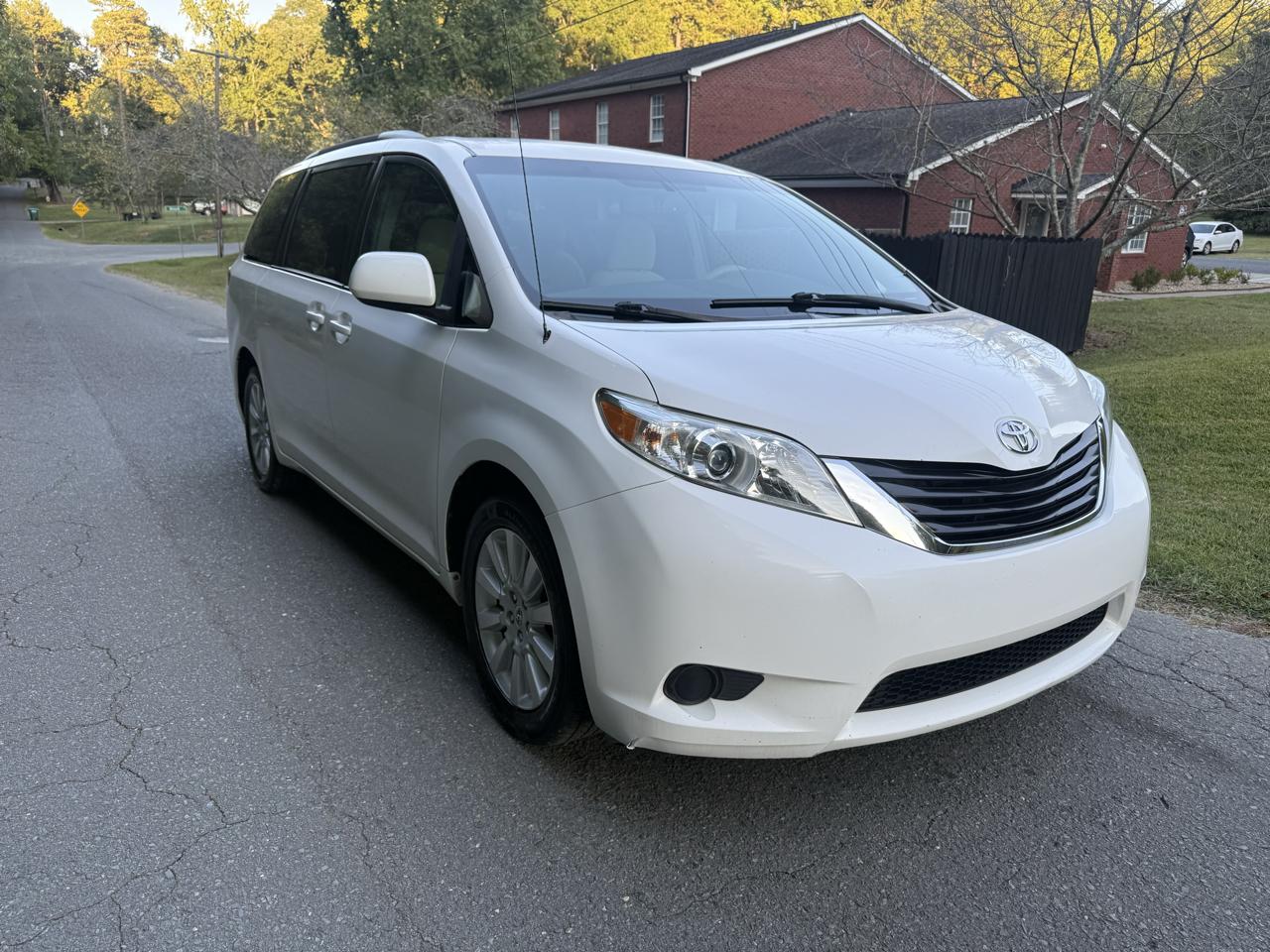 Toyota Sienna LE AWD 7-Passenger V6 2012