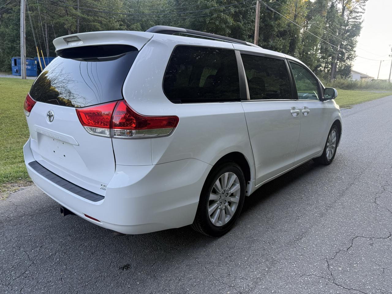 Toyota Sienna LE AWD 7-Passenger V6 2012