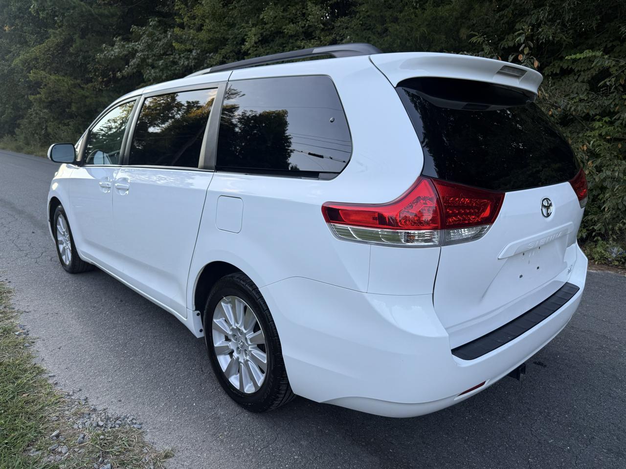 Toyota Sienna LE AWD 7-Passenger V6 2012