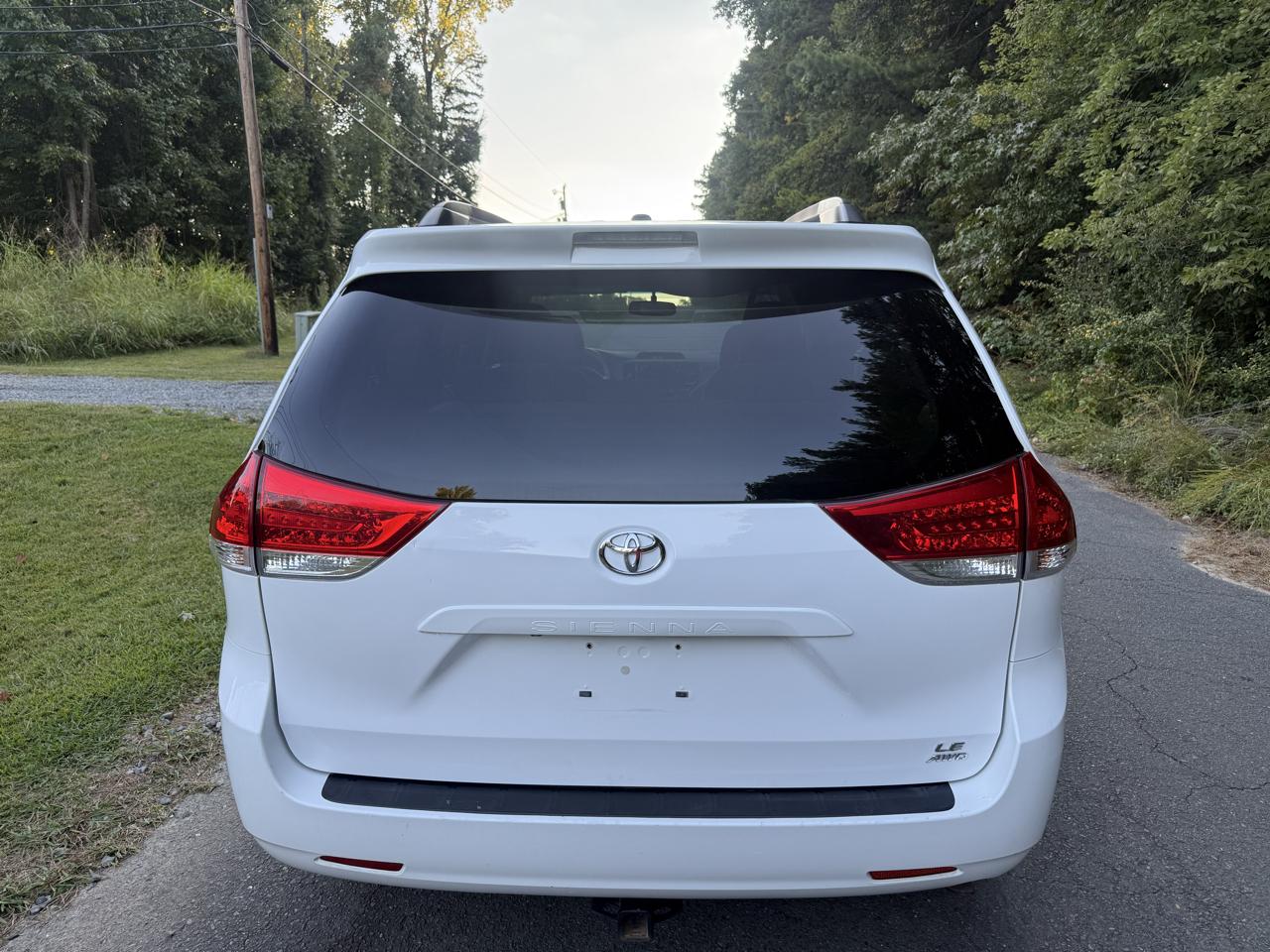 Toyota Sienna LE AWD 7-Passenger V6 2012