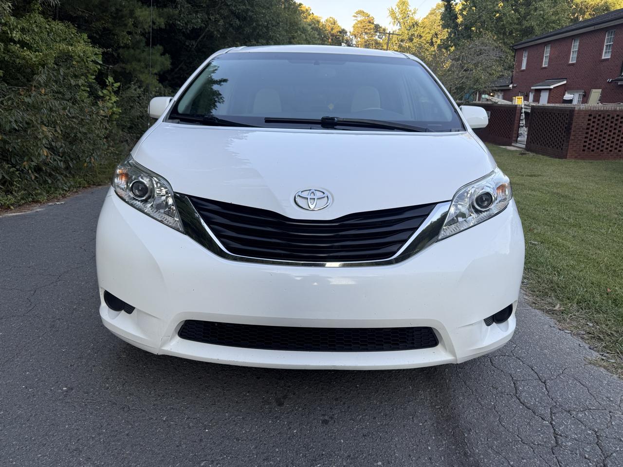 Toyota Sienna LE AWD 7-Passenger V6 2012