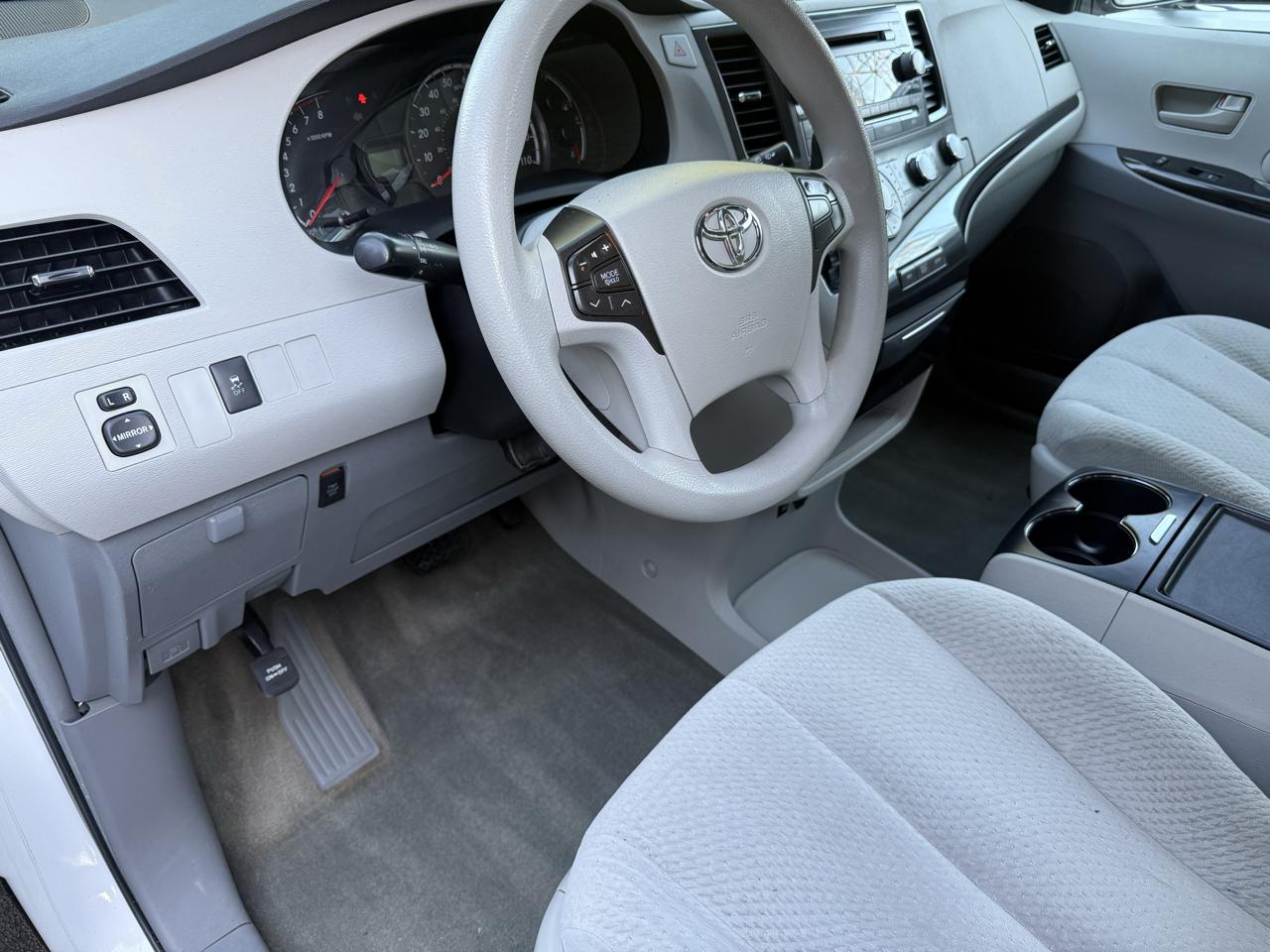 Toyota Sienna LE AWD 7-Passenger V6 2012