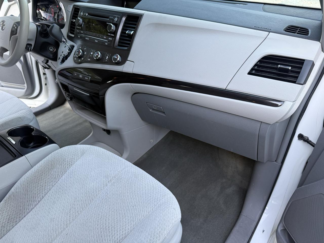 Toyota Sienna LE AWD 7-Passenger V6 2012