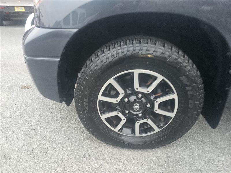 Toyota Tundra Tundra-Grade 5.7L CrewMax 4WD 2009