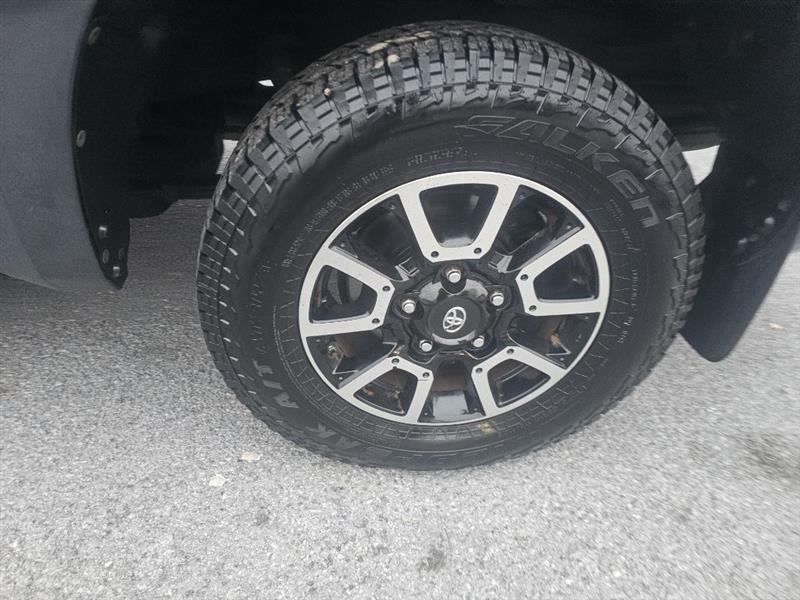 Toyota Tundra Tundra-Grade 5.7L CrewMax 4WD 2009