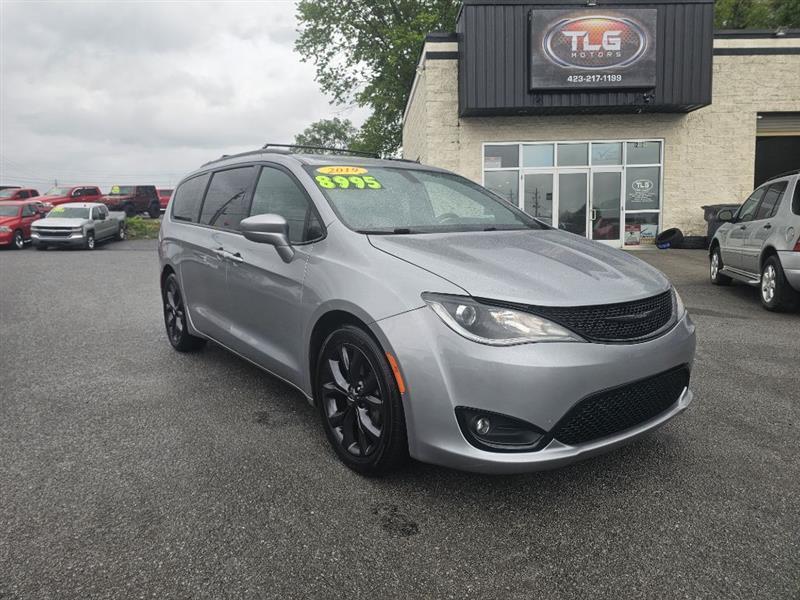 2019 Chrysler Pacifica Touring Plus's photo