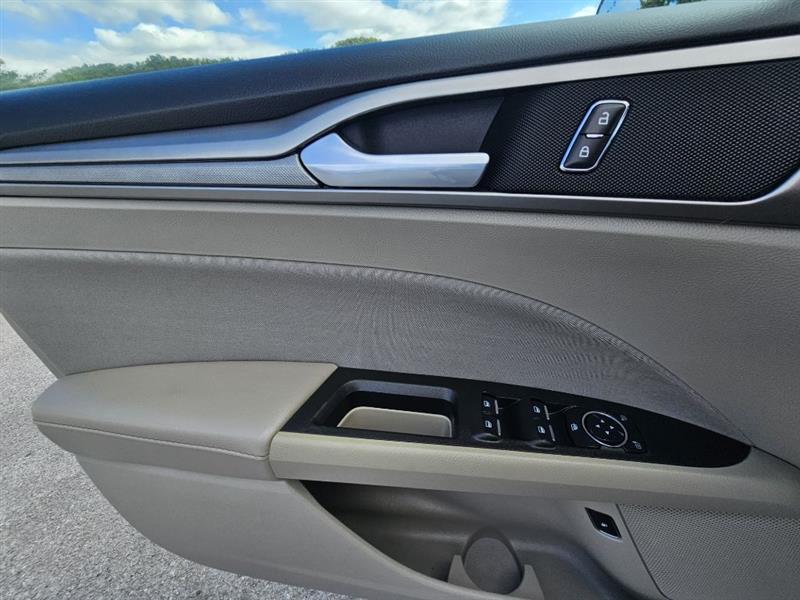 Ford Fusion Hybrid SE 2020