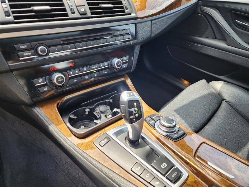 BMW 5-Series 550i xDrive 2012