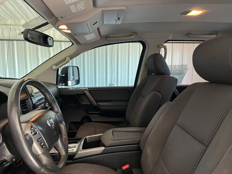 Nissan Titan SV Crew Cab 4WD SWB 2014