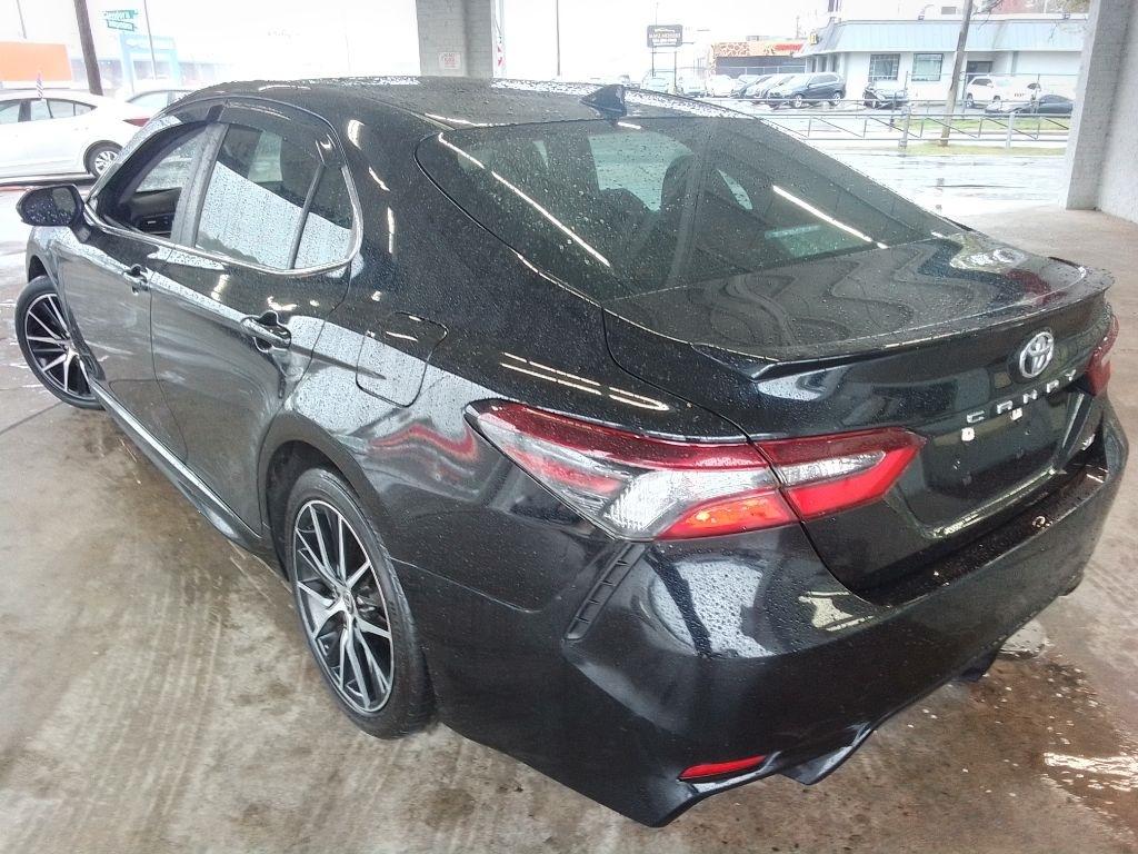 Toyota Camry SE 2021