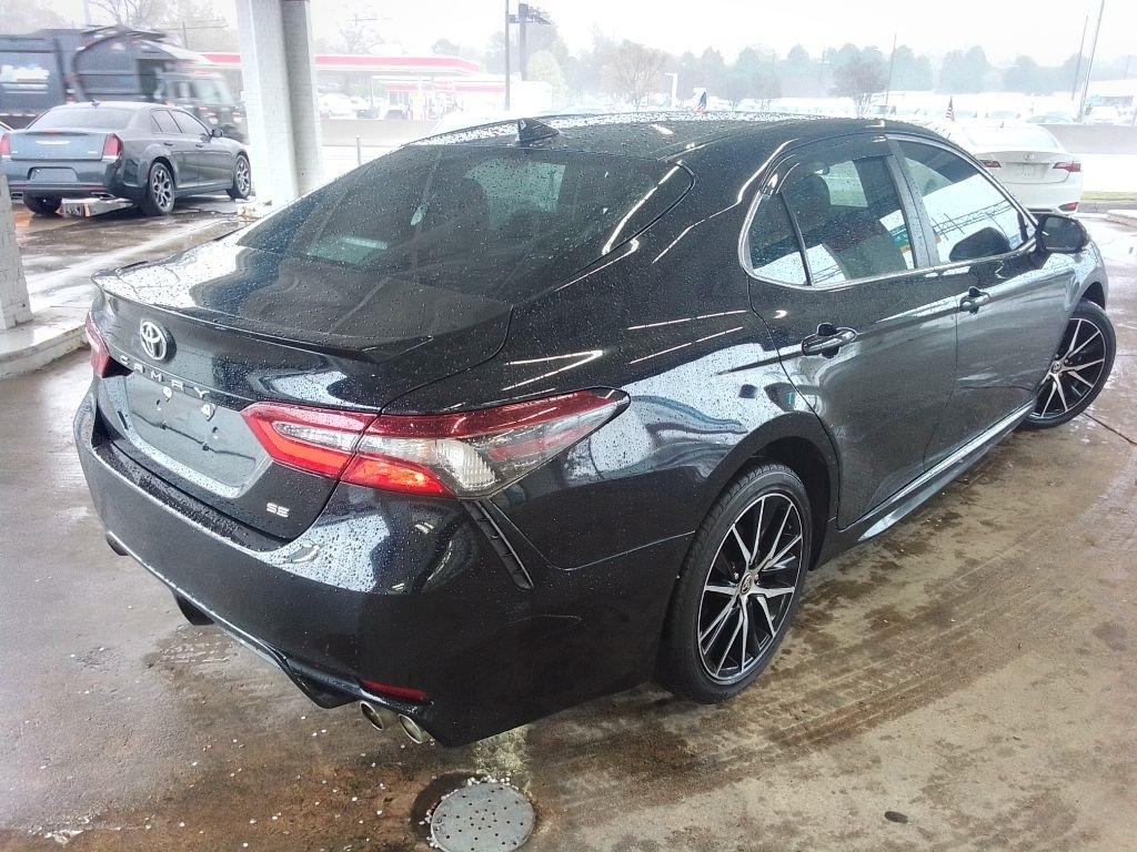 Toyota Camry SE 2021