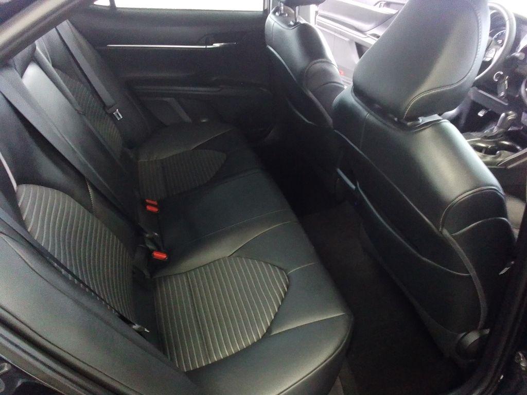 Toyota Camry SE 2021