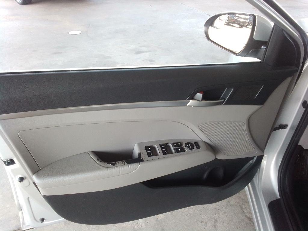 Hyundai Elantra SE 6M 2019