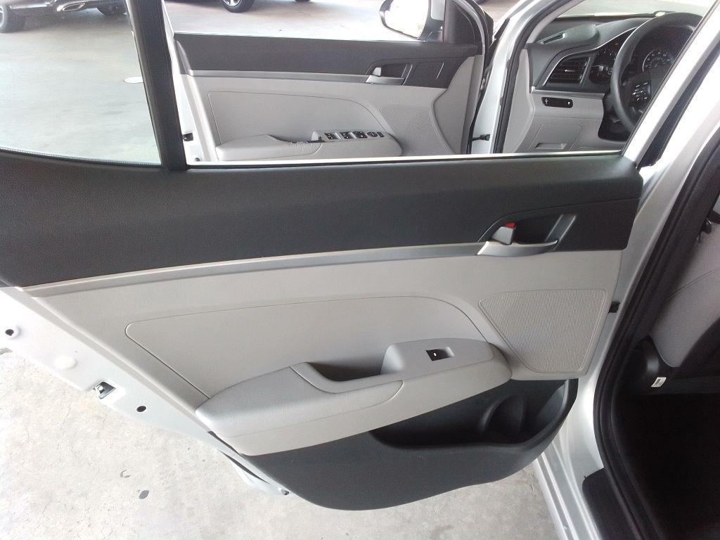 Hyundai Elantra SE 6M 2019