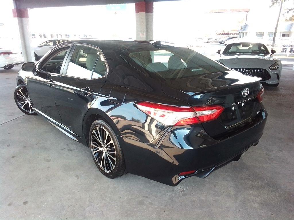 Toyota Camry SE Auto (Natl) 2020