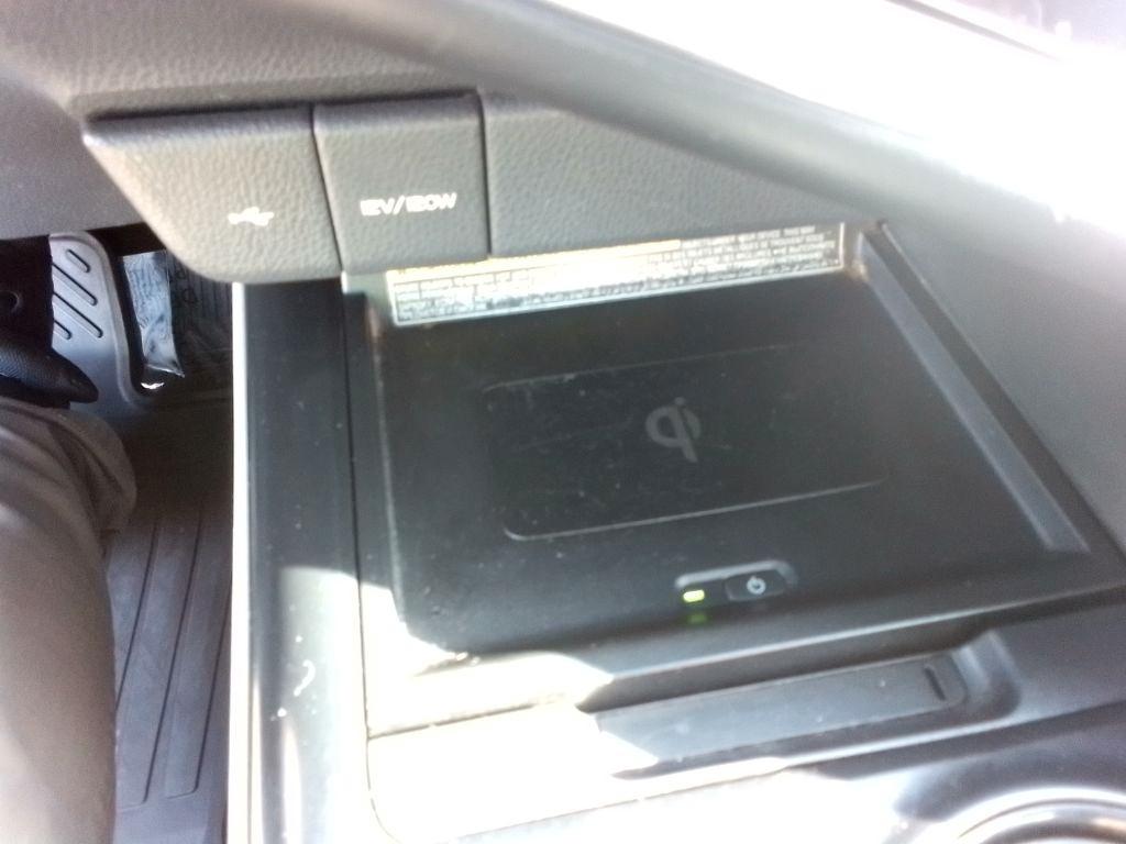 Toyota Camry SE Auto (Natl) 2020