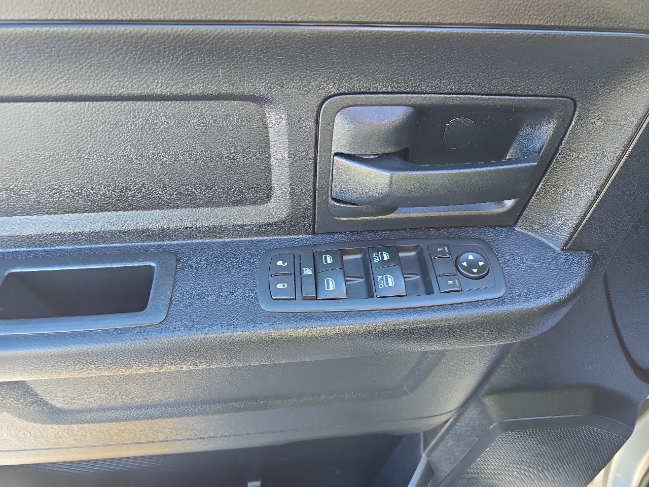 RAM 1500 Tradesman Crew Cab SWB 4WD 2016