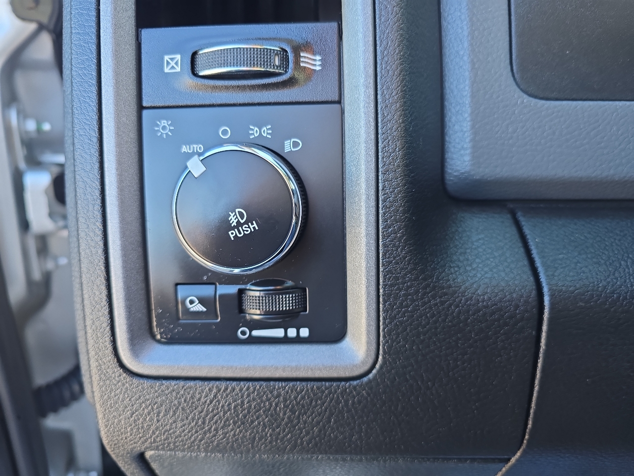 RAM 1500 Tradesman Crew Cab SWB 4WD 2016