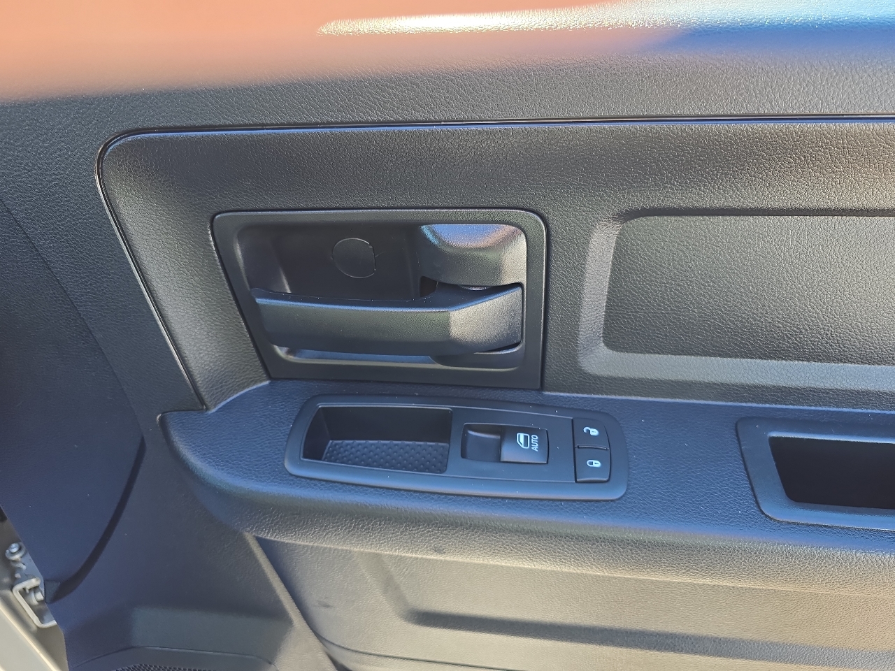 RAM 1500 Tradesman Crew Cab SWB 4WD 2016