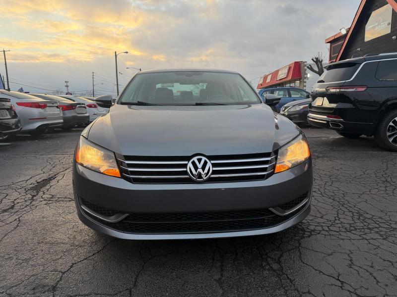 Volkswagen Passat 2.5L S W/Appearance 2012
