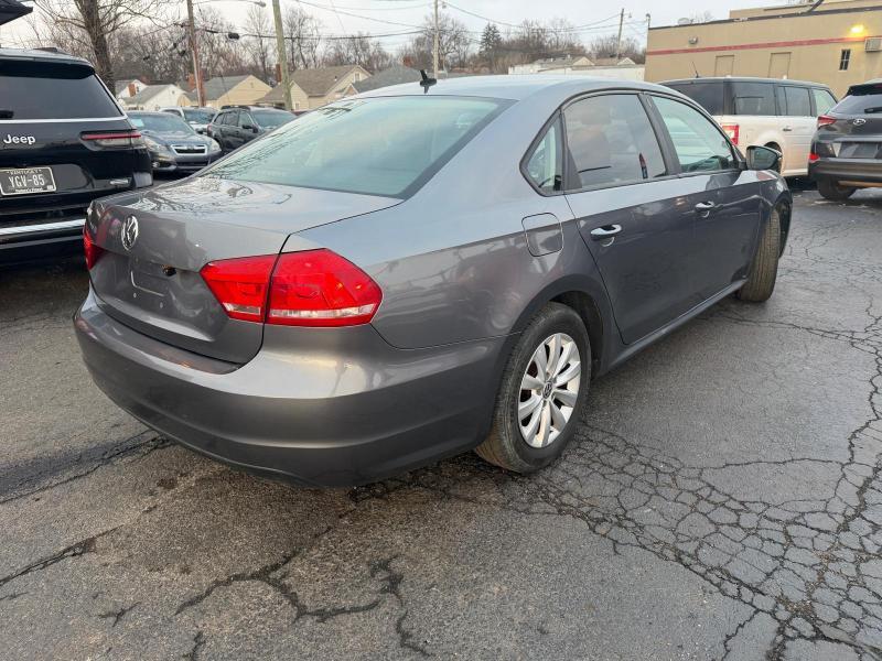 Volkswagen Passat 2.5L S W/Appearance 2012