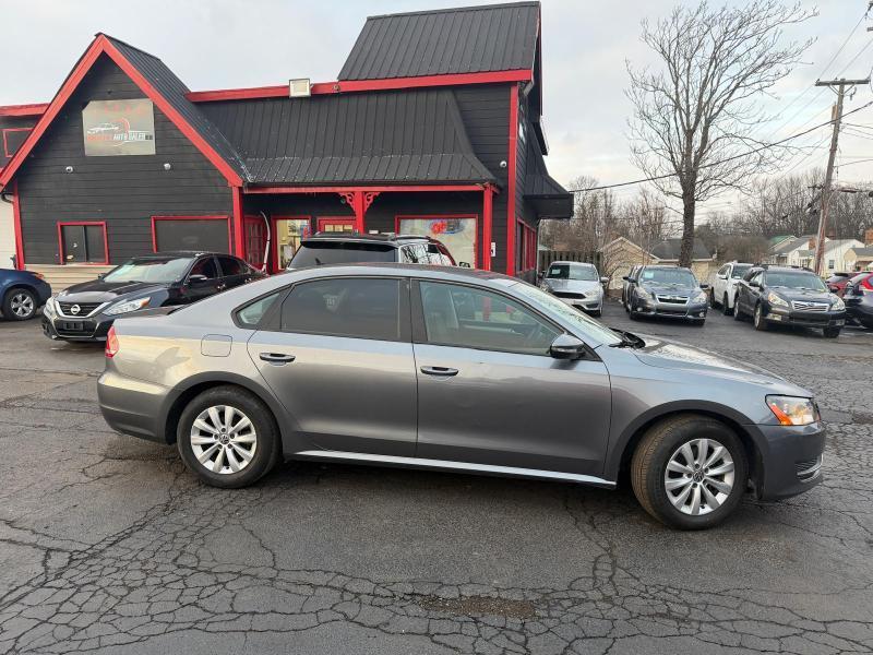 Volkswagen Passat 2.5L S W/Appearance 2012