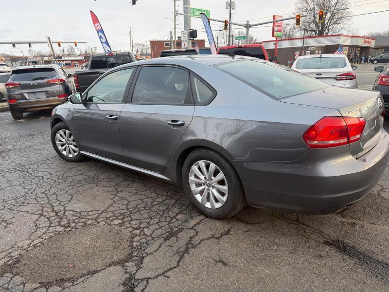 Volkswagen Passat 2.5L S W/Appearance 2012