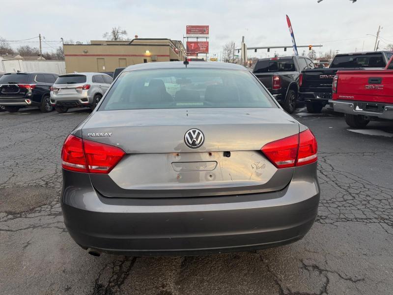 Volkswagen Passat 2.5L S W/Appearance 2012