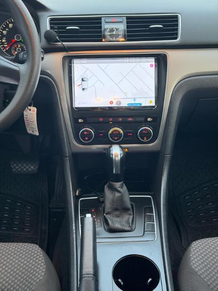 Volkswagen Passat 2.5L S W/Appearance 2012