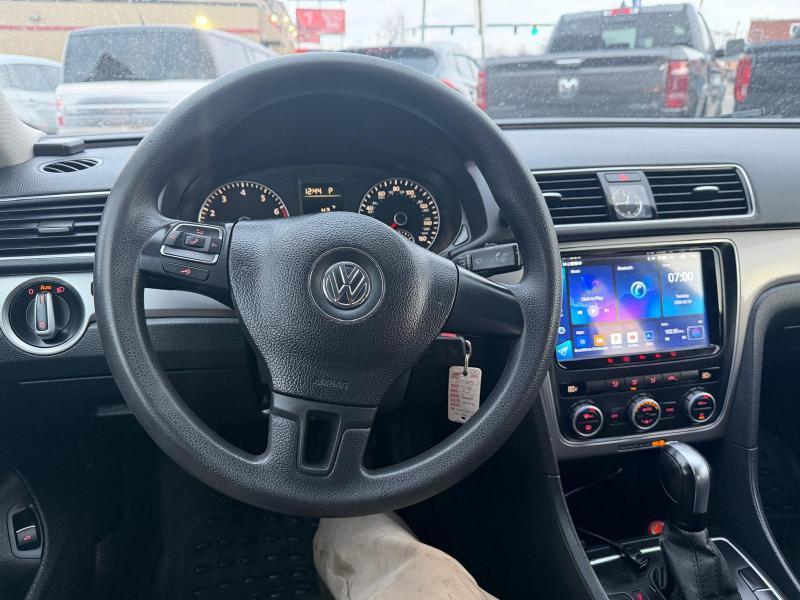 Volkswagen Passat 2.5L S W/Appearance 2012