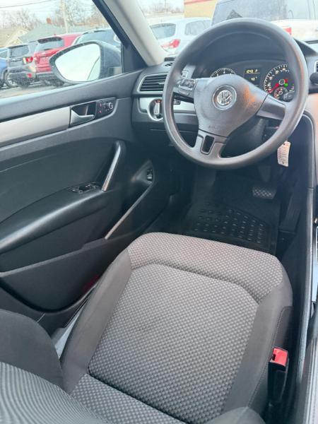 Volkswagen Passat 2.5L S W/Appearance 2012