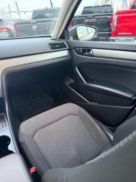 Volkswagen Passat 2.5L S W/Appearance 2012