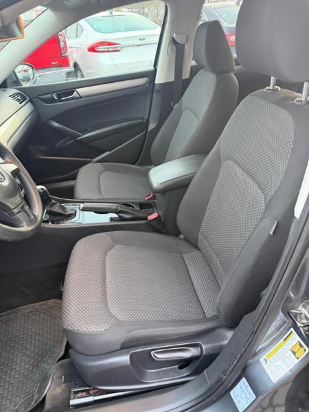 Volkswagen Passat 2.5L S W/Appearance 2012