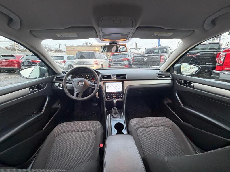 Volkswagen Passat 2.5L S W/Appearance 2012