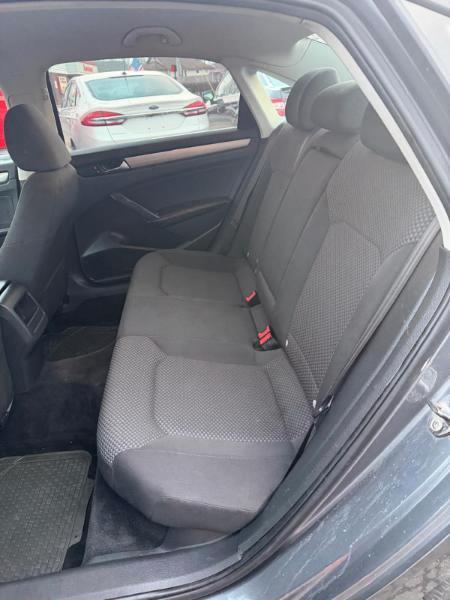 Volkswagen Passat 2.5L S W/Appearance 2012