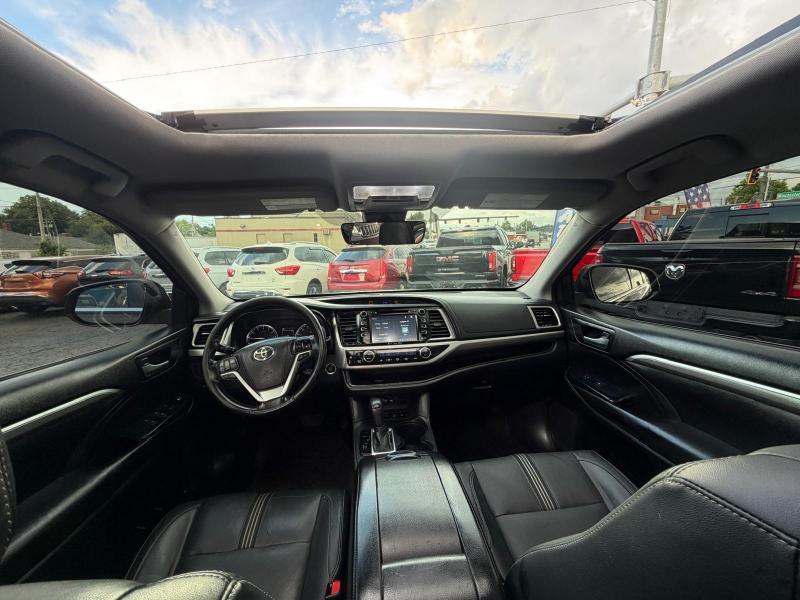 Toyota Highlander XLE AWD V6 2017