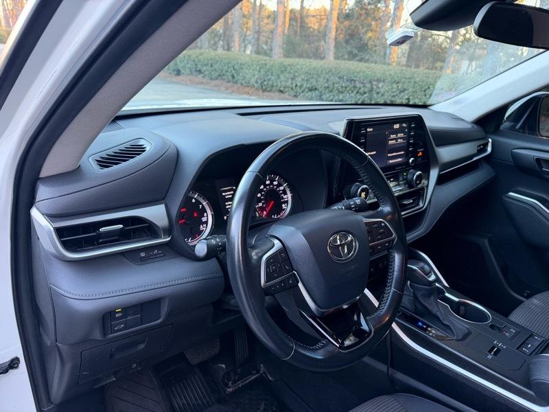 Toyota Highlander LE FWD V6 2021