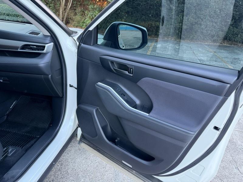 Toyota Highlander LE FWD V6 2021