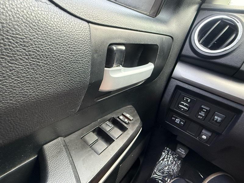 Toyota Tundra SR5 4.6L V8 CrewMax 2WD 2017