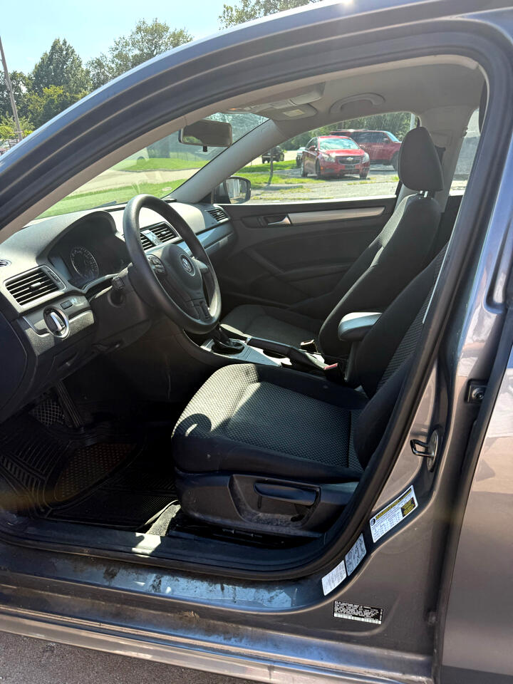 Volkswagen Passat 2.5L S W/Appearance 2013