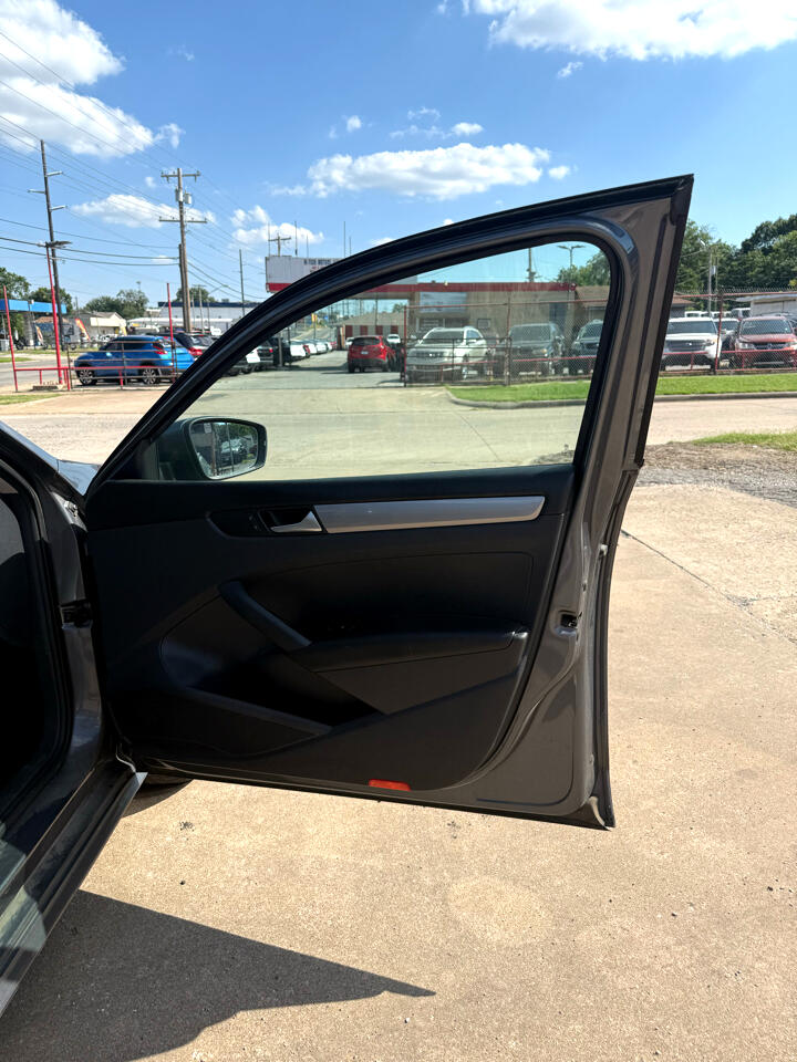 Volkswagen Passat 2.5L S W/Appearance 2013