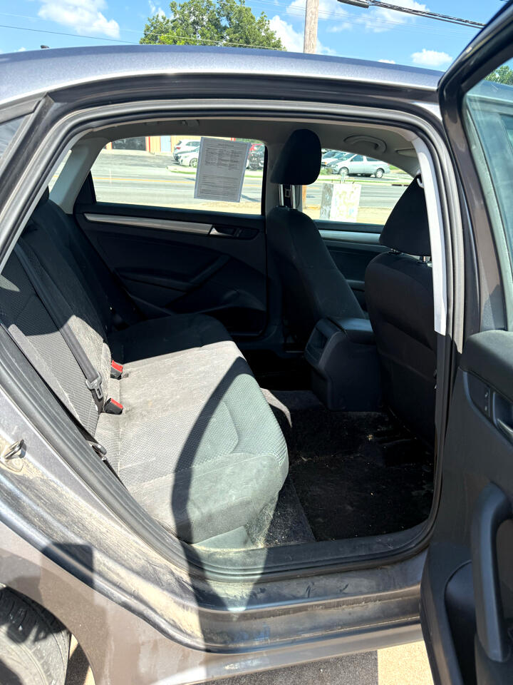 Volkswagen Passat 2.5L S W/Appearance 2013